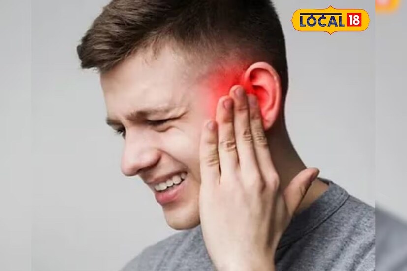 কানের ব্যথায় রেহাই পেতে বিশিষ্ট চিকিৎসক রঞ্জন দাস জানান, এই শীতে কানের ব্যথা থেকে রেহাই পেতে কানে দিন গরম সেঁক।কান থেকে পুঁজ বেরোতে দেখলে গরম সেঁক নিন। তাতে কানের ভিতরে জমে থাকা পুঁজ বেরিয়ে যাবে, ব্যথার বোধও কম হবে। গরমজলে পরিষ্কার কাপড় ভিজিয়ে নিংড়ে নিন। তারপর যে কানে ব্যথা, তার উপরে ভেজা কাপড়টা দিয়ে মিনিট দুই রাখুন। এর পর মাথা অন্যদিকে কাত করে পুঁজটা বেরিয়ে যেতে দিন।