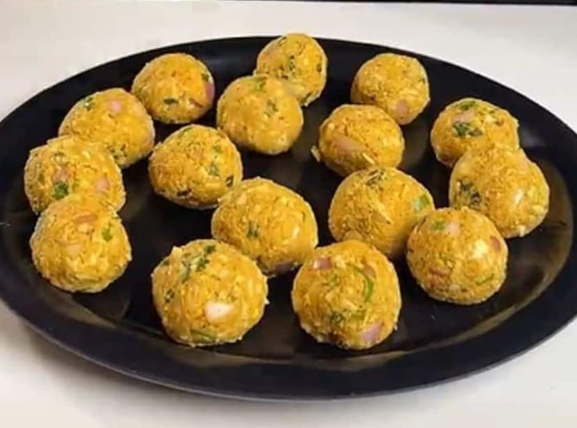 এবার একটা ডিম ফাটিয়ে ওর মধ্যে গোলাকার মিশ্রণগুলি চুবিয়ে নিয়ে ব্রেড ক্র্যাম্প মাখিয়ে ডুবো তেলে ভেজে তুলে রাখুন। এবার ভেজে তুলে নেওয়া ডিমগুলির মাথায় মাথায় টুথপিক গুঁজে দিলেই রেডি 'এগ ললিপপ'।