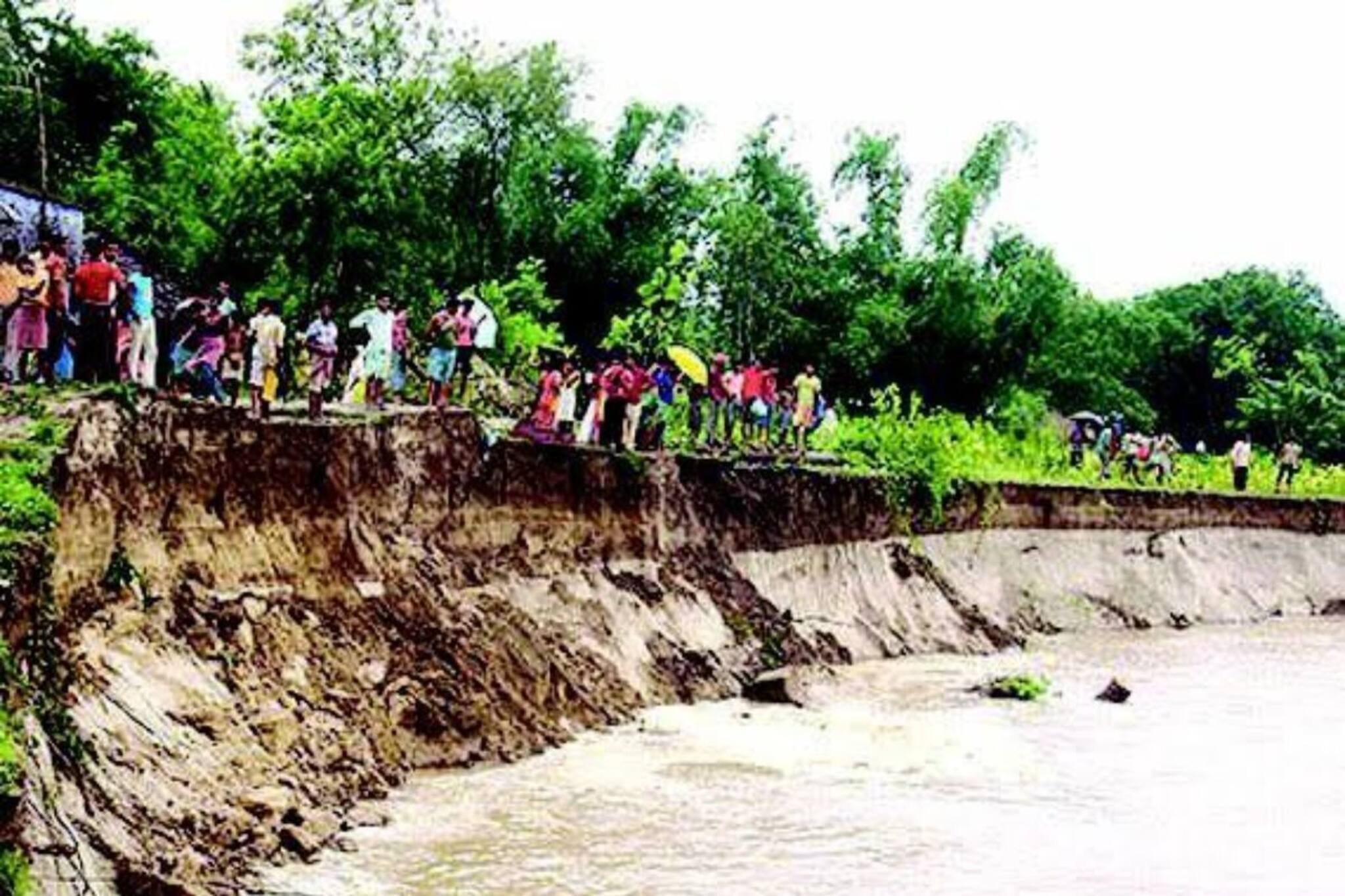বিপদের মুখে দাঁড়িয়ে আছে সামশেরগঞ্জের একাধিক বাড়ি, চমকে দেবে তালিকা