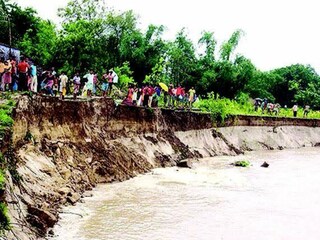 সামশেরগঞ্জের একাধিক বাড়ি বিপদে 