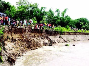 সামশেরগঞ্জের একাধিক বাড়ি বিপদে 