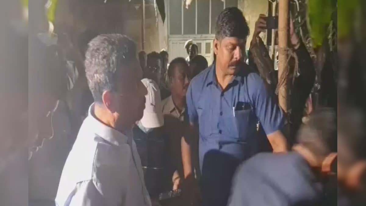 House Collapsed: এন্টালির কনভেন্ট রোডে হঠাৎ হুড়মুড়িয়ে ভেঙে পড়ল বাড়ি! মৃত ২, আটকে বেশ কয়েকজন