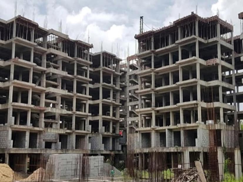 ফ্ল্যাট কেনার সময়ে গ্রাহকদের যে বিষয়গুলি নিয়ে মূলত বিবেচনা করা উচিত, তাদের মধ্যে একটি হল কার্পেট এরিয়া অর্থাৎ সংশ্লিষ্ট ফ্ল্যাটের বসবাসের অংশ কতটা। এই কার্পেট এরিয়ার উপরেই ফ্ল্যাটের দাম নির্ধারিত হয়। আবার ফ্ল্যাটের এই পরিমাপের উপরে ভিত্তি করেই গ্রাহককে ঠকিয়ে দিতে পারেন ফ্ল্যাট নির্মাতারা। সাম্প্রতিক এমন ঘটনার উদাহরণও অনেক রয়েছে। তাই ফ্ল্যাট কেনার আগে অবশ্যই জানা উচিত কার্পেট এরিয়া কী এবং কী ভাবেই বা তা পরিমাপ করা হয়।
