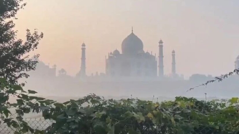 এদিকে রাজধানী দিল্লি এবং আশেপাশের এলাকায় এখনও ঘন কুয়াশা দেখা যাচ্ছে। কুয়াশার কারণে দৃশ্যমানতা অনেকটাই কমে গিয়েছে। পাহাড়ে লাগাতার তুষারপাতের কারণে শীত শুরু হয়েছে।