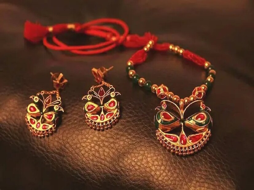 সোনার গয়নার দাম দিন প্রতি দিন বেড়েই চলেছে। সোনার দাম এখন ৮০ হাজার টাকাও পেরিয়ে গিয়েছে। বাজারের অবস্থা যাইহোক না কেন মধ্যবিত্ত থেকে উচ্চবিত্ত প্রত্যেকেই আস্থা রাখেন সোনার উপরেই। প্রতীকী ছবি।