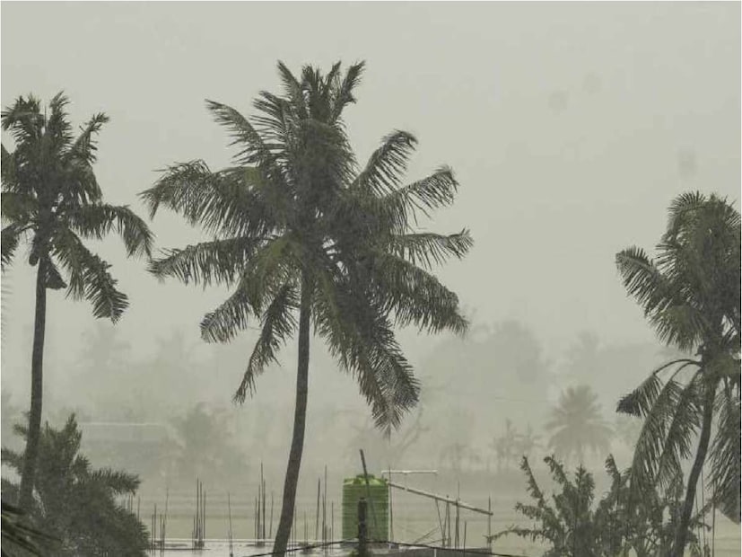 সর্বনিম্ন তাপমাত্রাও ২০ ডিগ্রি সেলসিয়াস কাছাকাছি থাকার সম্ভাবনা রয়েছে। ২৮ এবং ২৯ মার্চ, পশ্চিমী ঝামেলা প্রভাব দিল্লি-এনসিআরে প্রভাব ফেলবে।  ফের একবার আকাশ মেঘলা থাকবে। এ সময় হালকা বৃষ্টি হতে পারে। ঘণ্টায় ২০ থেকে ৩০ কিলোমিটার বেগে বাতাসও বইতে পারে।