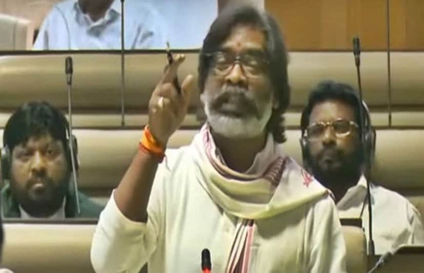 'এভাবেও ফিরে আসা যায়', এটাই যেন সত্যি করে তুললেন হেমন্ত সোরেন। ঝাড়খণ্ডে দাঁত ফোটাতে পারল না বিরোধী বিজেপি জোট। সব ঠিক থাকলে ফের ক্ষমতায় আসতে চলেছে হেমন্ত সোরেনের জেএমএমের নেতৃত্বে মহাজোট সরকার। ঝাড়খণ্ডের ৮১টি বিধানসভা আসনের মধ্যে ৫১টিতেই এগিয়ে ইন্ডিয়া জোট। হেমন্ত সোরেন জিতছেন নিজেও। মহারাষ্ট্রে যেখানে গেরুয়া ঝড় উঠেছে, সেখানে দাঁড়িয়ে ঝাড়খণ্ডের মানুষ কেন পুরনো সরকারের উপরেই আস্থা রাখল? এই প্রসঙ্গে রাজনৈতিক বিশেষজ্ঞরা বেশ কিছু বিষয়ে তুলে ধরেছেন। প্রতীকী ছবি