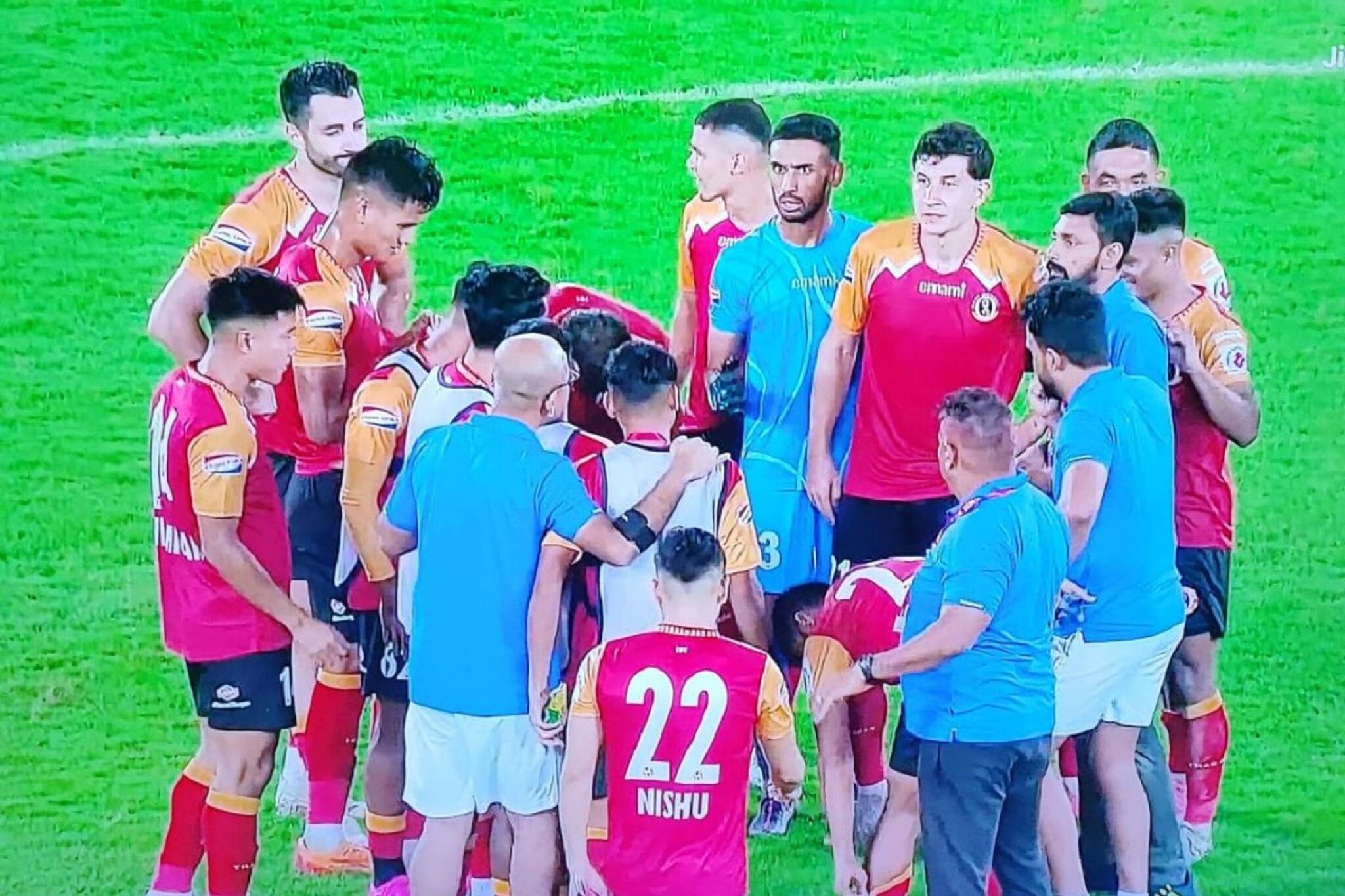 মিনি ডার্বিতে নাটক! ২৯ মিনিটে জোড়া লাল কার্ড! ইস্টবেঙ্গলের দুঃসময় চলছেই