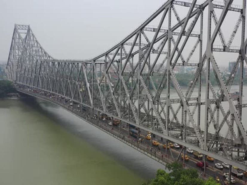 অতীতে বিশেষজ্ঞরা বিভিন্ন সংবাদমাধ্যমে যে মতামত দিয়েছেন, তাতে স্পষ্ট যে কলকাতাতেও ভূমিকম্পের আশঙ্কা যথেষ্টই৷ ভূমিকম্প হলে কলকাতার কোন কোন এলাকায় ক্ষয়ক্ষতির আশঙ্কা বেশি, তাও জানিয়েছেন বিশেষজ্ঞরা৷ 