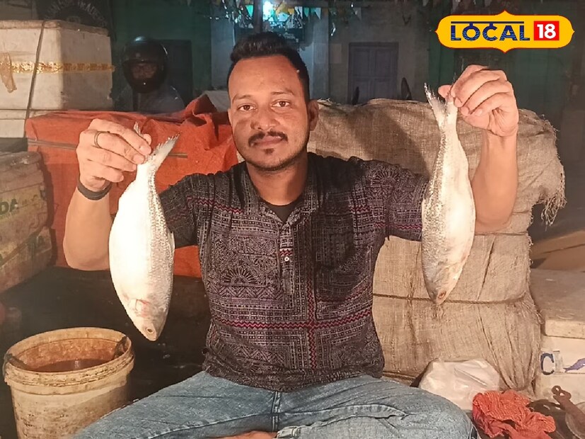 বাজারের আরেক বিক্রেতা মোফিজ রহমান জানান, &quot;চলতি বছরে ভাইফোঁটায় পর্যাপ্ত পদ্মার ইলিশ থাকবে না। তাই পদ্মার ইলিশের দাম বেশ কিছুটা বেশি থাকবে। তবে সাধারণ ইলিশ মাছ রয়েছে অনেকটাই। তাই ভাইদের পাতে ইলিশ থাকবে এটুকু নিশ্চিত।&quot;