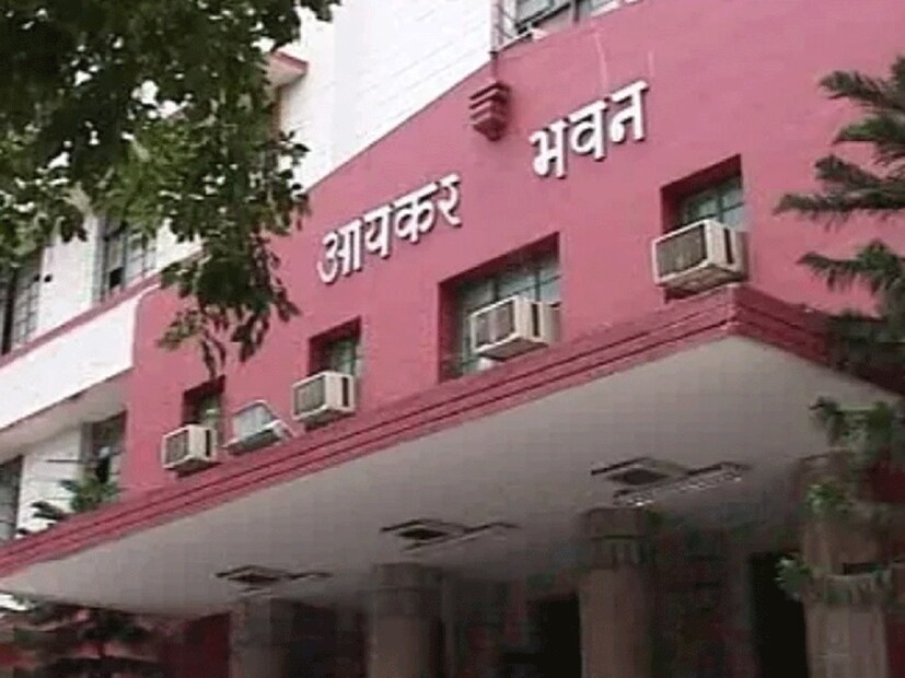 ইনকাম ট্যাক্স রিটার্নে সবকিছু যথাযথ হওয়াটা গুরুত্বপূর্ণ। ভুলচুক হলে আয়কর দফতর নোটিস পাঠাতে পারে। তাই সতর্ক থাকতে হবে। কোন ১১টি ভুলের কারণে করদাতার কাছে ইনকাম ট্যাক্সের নোটিস আসতে পারে জেনে নেওয়া যাক।