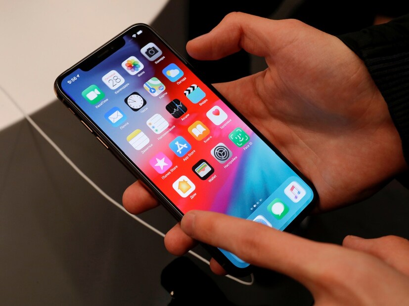 iPhone 17 সিরিজের সম্ভাব্য দাম: iPhone 17 (স্ট্যান্ডার্ড)-এর দাম হতে পারে 79,900 টাকা। iPhone 17 Air (Plus-এর পরিবর্তে আসছে)-এর দাম 89,900 টাকার আশপাশে থাকবে বলে অনুমান করা হচ্ছে। iPhone 17 Pro প্রায় 1,20,000 টাকায় বিক্রি হতে পারে। আর iPhone 17 Pro Max (হাই-এন্ড ভেরিয়েন্ট)-এর দাম হতে পারে প্রায় 1,45,000 টাকা।