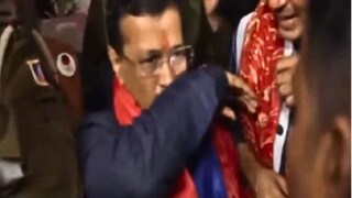 গলির মধ্যে অরবিন্দ কেজরিওয়ালের মুখে তরল ছুড়ে আক্রমণ! আটক অভিযুক্ত, কী উদ্দেশ্য খতিয়ে দেখছে পুলিশ    