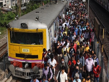 Howrah Train Problem: এক ঘণ্টা ধরে স্তব্ধ হাওড়া স্টেশন, ছাড়ছে না লোকাল, এক্সপ্রেস কোনও ট্রেনই! যাত্রী ভোগান্তি চরমে