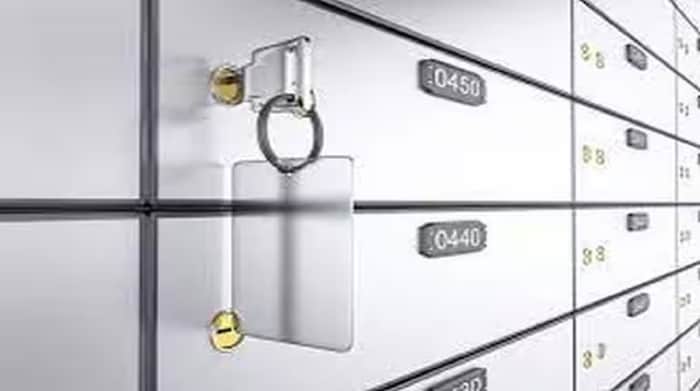 Bank of Baroda Locker Agreement: Customer can hire lockers from Bank of Baroda for valid purpose use only. Jewelry and important documents are allowed. However, cash, currency, weapons, explosives, drugs, prohibited items, perishable or perishable items, radioactive items, illegal items and anything that may pose a danger or risk to the bank or customer are not permitted.