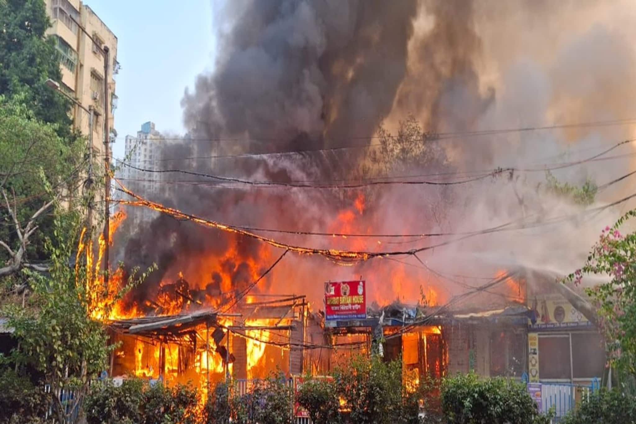 ভয়ঙ্কর অগ্নিকাণ্ড কলকাতায়! দমকলের ১৬ ইঞ্জিন আগুন নেভাতে হিমসিম! দেখুন ভিডিও