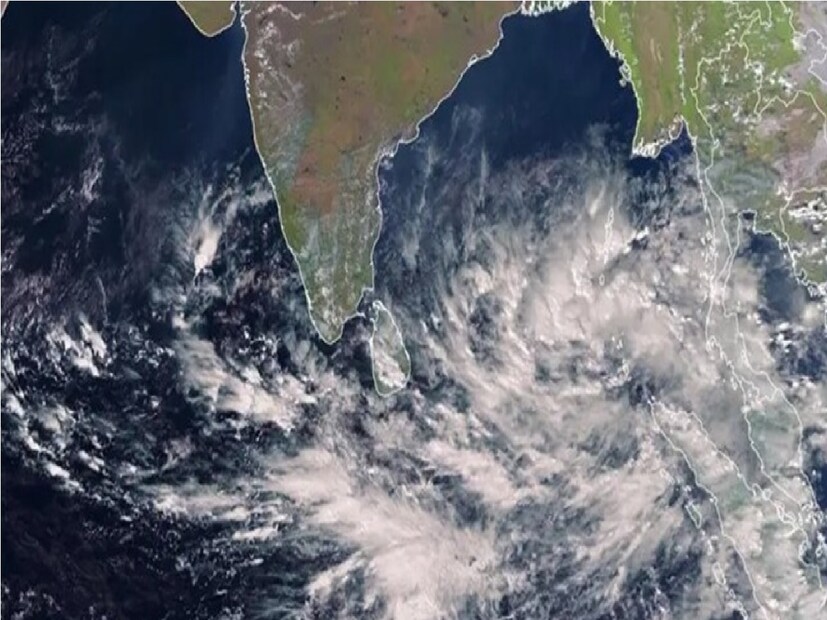 উত্তর বঙ্গোপসাগরে বিপরীত ঘূর্ণাবর্তের প্রভাবে রাজ্যে প্রচুর জলীয় বাষ্প ঢুকছে। এর ফলে কুয়াশা বাড়বে বিভিন্ন জেলায়। বুধবার সকালে ঘন কুয়াশা; আংশিক মেঘলা আকাশ; বেলায় পরিষ্কার আকাশ। 