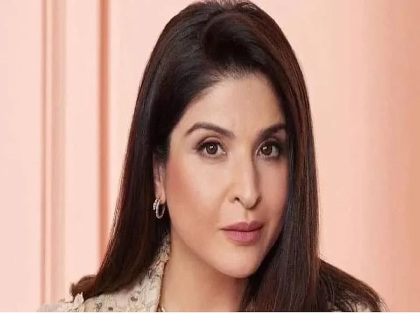 মাহিপ আরও বলেন যে, “তা সত্ত্বেও ওঁরা আমায় মেনে নিয়েছিলেন। সঙ্গে এ-ও বলেছিলেন যে, ‘বাহ! কী ভাল হবু পুত্রবধূ’। খোলা মনেই তাঁরা আমায় স্বাগত জানিয়েছিলেন। আমাদের কাছে এই সমস্ত প্রস্তাব এবং সব কিছু ছিল না। আমি তোমার থেকে বেশ কিছুটা বড়। আমাদের ইনস্টাগ্রাম ছিল না। তাই আমাদের পাত্তা দেওয়ার প্রয়োজন ছিল না। উনি শুধু আমায় বলেছিলেন যে, আমরা বিয়ে করছি।”