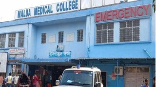 মালদহ মেডিক্যাল কলেজে বেআইনিভাবে ওষুধ বিক্রি! কী দেখে ফেললেন নিরাপত্তারক্ষীরা? মালদহ মেডিক্যাল কলেজে বেআইনিভাবে ওষুধ বিক্রি! কী দেখে ফেললেন নিরাপত্তারক্ষীরা?