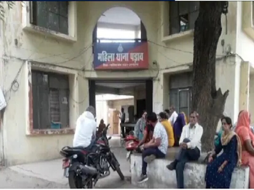 মধ্যপ্রদেশের গোয়ালিয়রের এমন অদ্ভুত ঘটনায় শোরগোল পড়েছে। ২৩ বছর বয়সী যুবতী গৃহবধূ স্বামী ও শ্বশুরবাড়ির বিরুদ্ধে থানায় অভিযোগ দায়ের করেছেন। তিনি জানিয়েছেন, ২০২০ সালে ধুমধাম করে তাঁদের বিয়ে হয়েছিল। ছেলের পরিবারকে ১২ লাখ টাকার গয়না দিয়েছিল মেয়ের পরিবার। সঙ্গে ঘর সাজাবার যাবতীয় জিনিস।