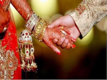 প্রথম স্ত্রীকে ডিভোর্স দেওয়ার আগেই দ্বিতীয় বিয়ে! স্বামীর কাণ্ডে অবাক বউ, তারপর যা হল...