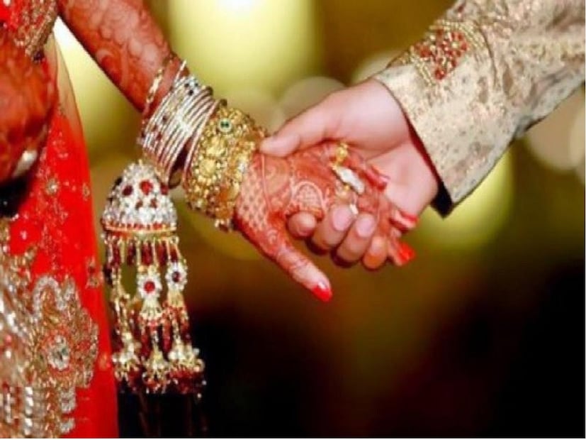 ওই যুবতী জানিয়েছেন, নিজেরা দেখেশুনে বিবাহ করলেও তাঁদের সম্পর্ক এখনই খুবই খারাপ। তিনি আশঙ্কা করছেন যে তার স্বামী পারস্পরিক সম্মতি বিবাহবিচ্ছেদে রাজি হবেন না, টাকাও দাবি করবেন। ওই যুবতীর মতে, তার কাছে কল রেকর্ডিং এবং ব্যাঙ্ক রেকর্ড আছে নির্যাতনের প্রমাণ হিসেবে। আগে, দম্পতি একটি সরকারী কোয়ার্টারে একসাথে থাকতেন, কিন্তু তিনি নিরাপত্তার উদ্বেগের কারণে সেখান থেকে চলে গেছেন। 