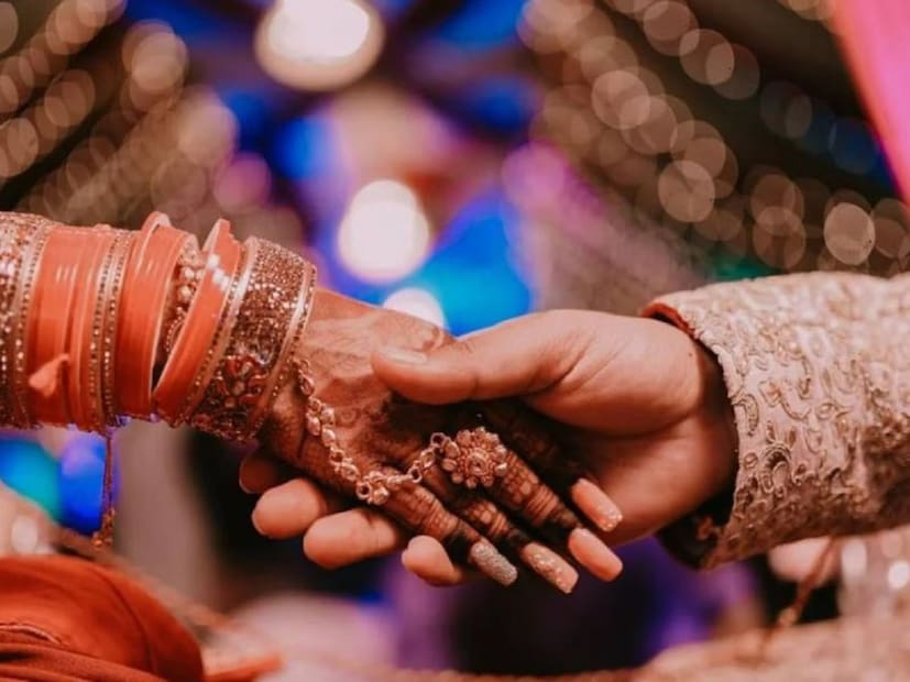 সাধারণত পাত্রপক্ষের পণের দাবিকে কেন্দ্র করে বিয়ের আগে পর কনে পক্ষের সঙ্গে বিবাদ, বচসা হয়৷ অনেক ক্ষেত্রে সেই বিবাদ আদালতেও গড়ায়৷ 