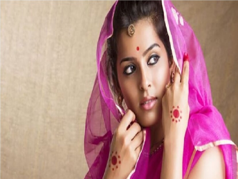 এই বিষয়ে চিকিৎসকরা জানাচ্ছেন একেবারে দ্বিধা দ্বন্দ্ব ঝেড়ে ফেলুন ৷ কানপুরের বিখ্যাত গাইনোকলজিস্ট ডক্টর কবিতা ভর্মা জানাচ্ছেন  কোনও কথা লেখা নেই যে পিরিয়ডসের সময় সেক্স বা শরীরি মিলন করা যায় না ৷ এটা খুব স্বাভাবিক যে যৌন মিলনের ইচ্ছা রোজ হবে ৷ পুরুষ ও নারী দু‘জনেরই কোনও অসুবিধা হয় না শারীরিক মিলনে ৷ Photo - Representive Image