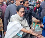 গিটার হাতে ছাত্রদের গান শুনে থমকালেন মুখ্যমন্ত্রী মমতা বন্দ্যোপাধ্যায়