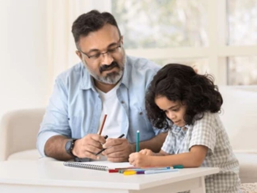 এক্স প্ল্যাটফর্মে স্কুলের ফি-এর কাঠামো ভাগ করে নিয়েছেন ঋষভ জৈন নামে ওই ব্যক্তি। সেখানে দেখা যাচ্ছে যে, ওই স্কুলে পড়ার জন্য গোটা একটা বছরে ফি বাবদ গুনতে হবে ৪.২৭ লক্ষ টাকা। তিনি আরও লিখেছেন যে, “এটাই ভারতের গুণমানসম্পন্ন শিক্ষার মূল্য। আপনি যদি বছরে ২০ লক্ষ টাকাও আয় করেন, তাহলে কি এই খরচ কি আপনার সাধ্যের মধ্যে থাকবে?”