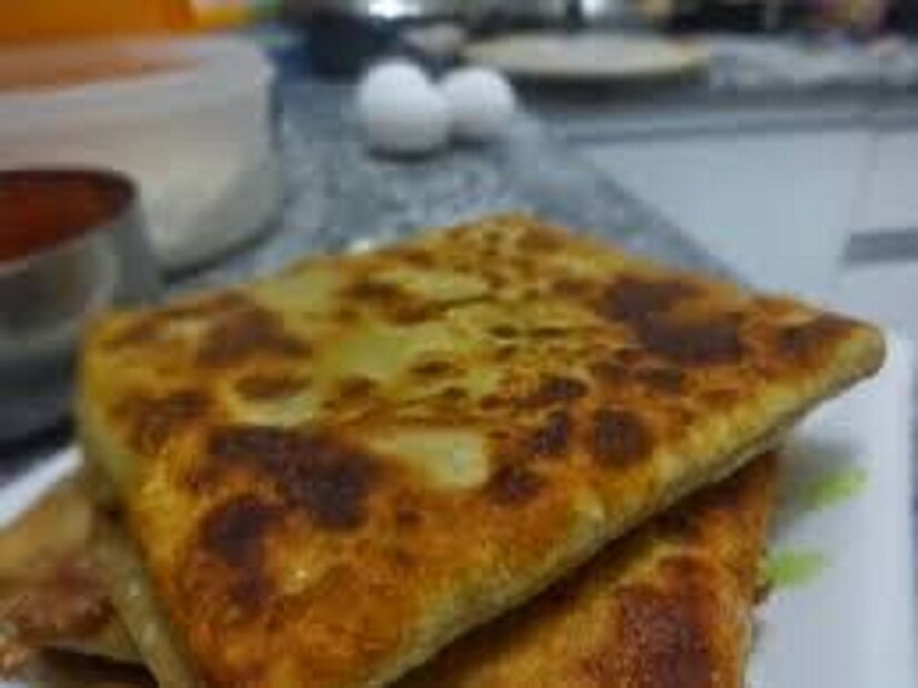 রাঁধুনি ভাবতে লাগলেন কী করা যায়। শেষ পর্যন্ত মাংস খেয়ে অরুচিতে ভোগা বাদশাকে খুশি করতে পরোটার ভিতর ভরে দিলেন ডিম। আর তার মধ্যে নানা রকম পুর। অন্য কিছু না, চেনা পরোটাকে বুদ্ধি করে বদলে দিয়েছিলেন তিনি। মুঘল সম্রাটের শাসনামলে জাহাঙ্গীরের বাবুর্চি আদিল হাফিজ উসমান মোঘলাই পরাঠা আবিষ্কার করেছিলেন বলে জানা যায়। তিনি এরাজ্যের বর্ধমান জেলায় জন্মগ্রহণ করেন। 