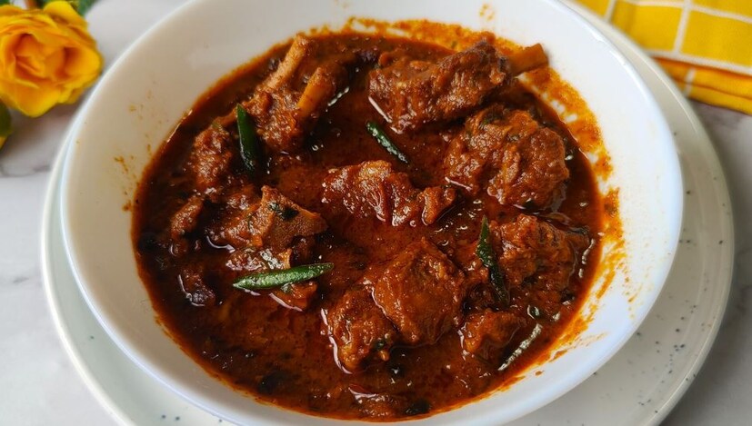 যাদের কোলেস্টেরলের মাত্রা খুব বেশি বা যারা হার্টের সমস্যায় ভোগেন, তাঁদের জন্য রেট মিট বা মটন খাওয়া নৈবনৈব চ৷ ফলে অনেকে মটন এড়িয়ে চলেনে৷ কিন্তু মটনের বেশ কয়েকটি ভাল গুণ রয়েছে৷ বিশ্বখ্যাত হার্ভার্ড বিশ্ববিদ্যালয়ের গবেষণায় উঠে এসেছে সেই তথ্য৷ 