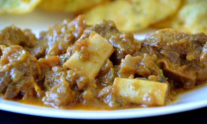 ১) হার্ভার্ড বিশ্ববিদ্যালয়ের এক গবেষণায় বলা হয়েছে স্যাচুরেটেড ফ্যাট যেমন হার্টের সমস্যা বাড়িয়ে তোলে তেমনই আনস্যাচুরেটেড ফ্যাট শরীরে ভাল কোলেস্টেরলের মাত্রা বাড়ায় এবং তাতে শরীর থাকে সুস্থ ৷ পাঠার মাংসে আনস্যাচুরেটেড ফ্যাটের মাত্রা বেশি, তাই হার্টের উপকার হয় এই মাংস খেলে ৷ (Photo Collected)