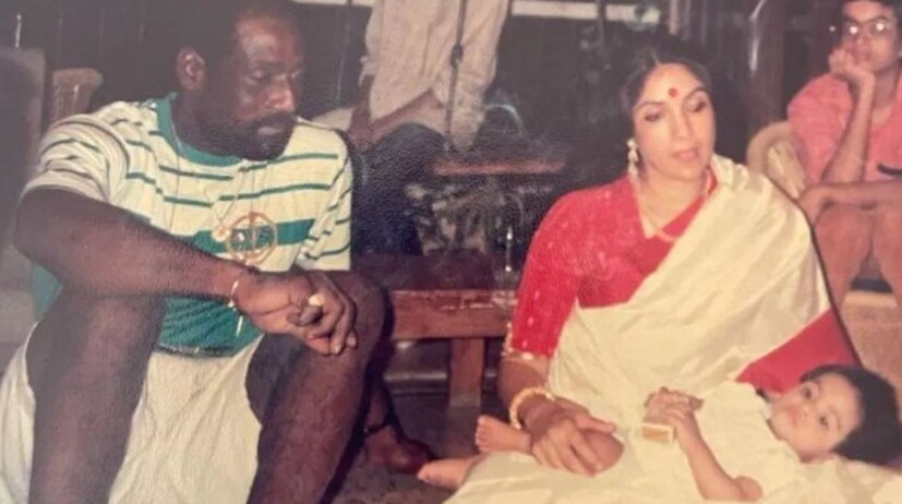 প্রেগন্যান্সির খবর পেয়েই নীনা ভিভকে ফোন করেন৷ জানান যে এই সন্তান তিনি চান কিনা৷ কারণ ভিভ না চাইলে তিনি সন্তানের জন্ম দিতেন না৷ তখন ভিভ জানান যে তিনি সন্তান চান৷ তবে তিনি কোনও দায়িত্ব নিতে পারবেন না৷ কারণ তিনি থাকতেন অ্যান্টিগা এবং তাঁর সংসারও ছিল৷ 