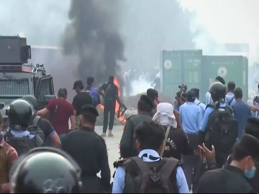 খাইবার পাখতুন খাওয়ার মুখ্যমন্ত্রী বলেন, ''ইমরান খান যতক্ষণ না মুক্তি পাচ্ছেন, ততক্ষণ আমরা পিছু হটব না। এগিয়েই যাব। সবাই প্রস্তুত হন। আমাদের আরও বাধা পেরোতে হবে।'' ইমরানের স্ত্রী বুশরা বিবি বলেন, ''ইমরান খানকে ফিরিয়ে নিয়ে যেতে আমরা এখানে এসেছি। ইমরান খানকে নিয়েই ফিরব।''