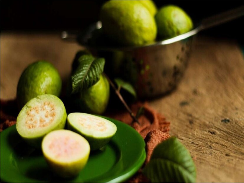 প্রতিদিন খাওয়া উচিত একটা করে পেয়ারা? (One Guava a day)বেঙ্গালুরুর কাবেরী হাসপাতালের এক্সপার্ট সহেলি বিশ্বাস, যিনি সিনিয়র ডায়াটেশিয়ান, তিনিই পেয়ারা খাওয়ার গুণাবলী নিয়ে বিস্তারিত বিবরণ দিয়েছেন৷ Photo- Representative