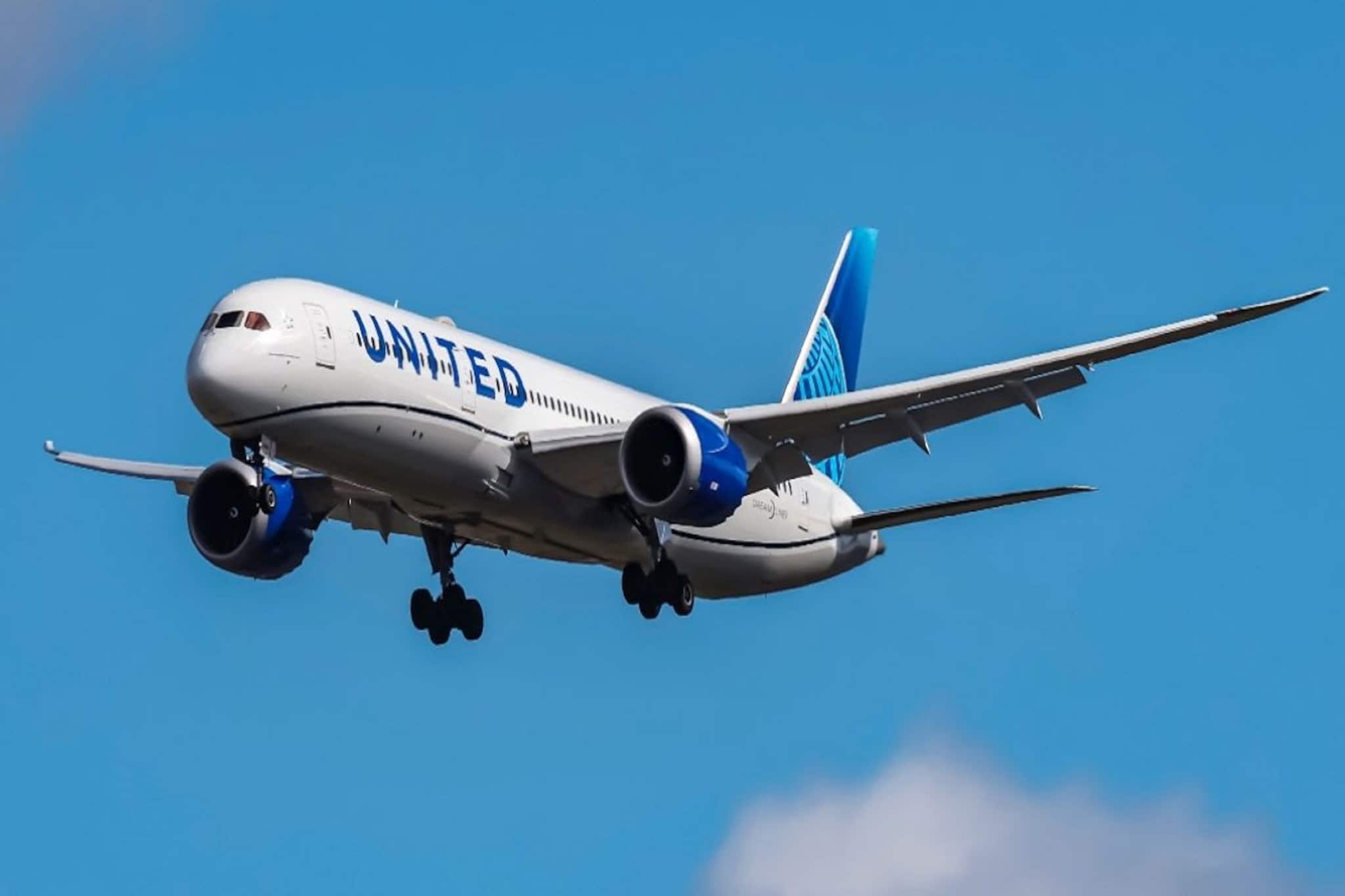 সিটে লাথি, ট্রে-টেবিল ভাঙচুর!  বিমানে যেন দক্ষযজ্ঞ কাণ্ড, দেখুন সেই ভাইরাল ভিডিও