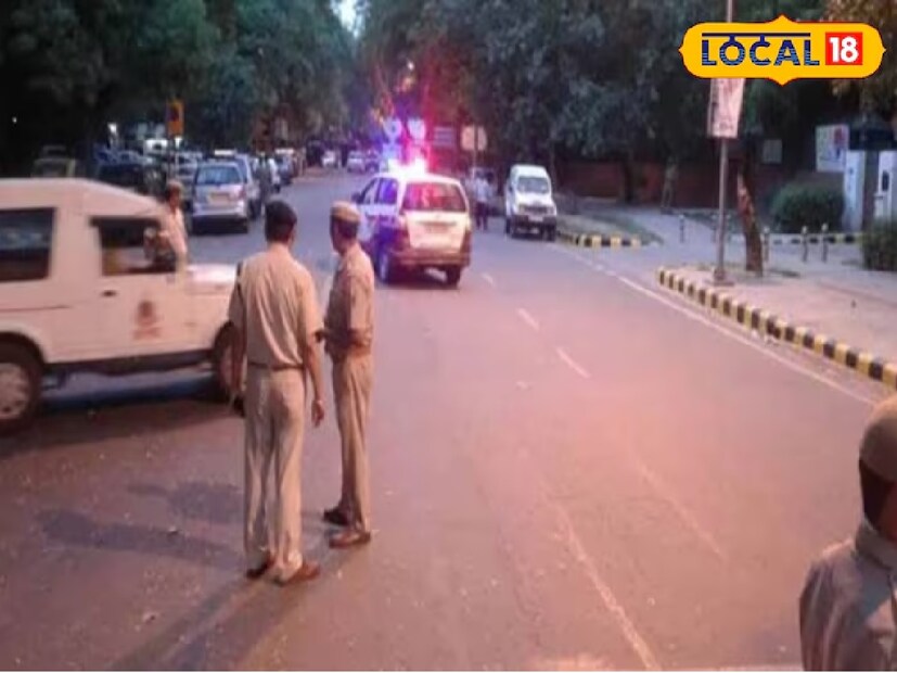জেলা আদালতের বাইরে দোকানদার ও চালকদের থেকে জুলুম করে টাকা আদায় করতে দেখা গিয়েছে আনন্দকে। তোলাবাজির কারবার করেই ফুলে ফেঁপে উঠেছিলেন তিনি, জানা যায় পরে। 