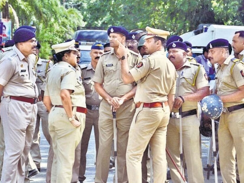 মান্দসৌরের ডেপুটি ইন্সপেক্টর জেনারেল অফ পুলিশ (ডিআইজি) মনোজ কুমার সিংয়ের বলেন, ধাকাড় এবং তাঁর সঙ্গে থাকা মহিলার বিরুদ্ধে ২৯৬ (প্রকাশ্যে অশ্লীল কাজ), ২৮৫ (রাস্তায় বাধা সৃষ্টি) এবং ৩(৫) বিএনএস এর অধীনে এফআইআর দায়ের করা হয়েছে।