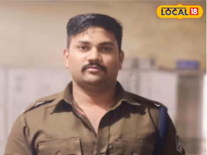 ৪ বছর ধরে সবাই তাঁকে পুলিশকর্মী হিসেবেই চেনে। সঙ্গীর সঙ্গে সোশ্যাল মিডিয়ায় ছবি পোস্ট করতেন। কিন্তু হঠাৎই ফাঁস হল এই ব্যক্তির আসল পরিচয়। নাম আনন্দ সেন। 