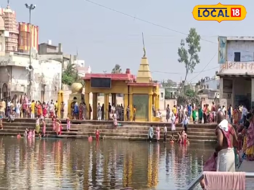 এই যেমন ব্রজধাম কৃষ্ণলীলার সাক্ষী! তবে শুধুই কৃষ্ণ নয়, ব্রজে কৃষ্ণের মনের মানুষ রাধারানির অসীম লীলাও সচক্ষে প্রত্যক্ষ করার সৌভাগ্য লাভ হয়। গোবর্ধনের কাছে এক গ্রামে এমনই এক পুকুর রয়েছে, যা রাধারানি নিজের কাঁকন দিয়ে তৈরি করেছিলেন। এটি রাধা কুণ্ড নামে পরিচিত।
