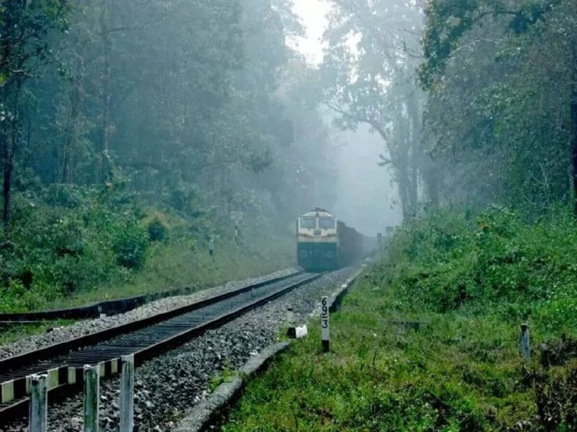০৩০৩৩ হাওড়া – ভিন্দ কুম্ভ মেলা স্পেশাল হাওড়া থেকে রাত ০০:৩০-টায় ছাড়বে ২৬.০১.২০২৫ তারিখে (১টি ট্রিপ) এবং পরের দিন রাত ০১:০৫-টায় ভিন্দ পৌঁছাবে। ০৩০৩৪ ভিন্দ – হাওড়া কুম্ভ মেলা স্পেশাল ভিন্দ থেকে ভোর ০৩:৩০-টায় ছাড়বে ২৭.০১.২০২৫ তারিখে (১টি ট্রিপ) এবং পরের দিন ভোর ০৩:৩০-টায় হাওড়া পৌঁছাবে। ট্রেনটি উভয় দিকে পূর্ব রেলওয়ের যাত্রাপথে বান্ডেল, বর্ধমান, দুর্গাপুর এবং আসানসোল স্টেশনে থামবে। ট্রেনটিতে জেনারেল সেকেন্ড ক্লাস, স্লিপার ক্লাস এবং শীতাতপ নিয়ন্ত্রিত কোচের ব্যবস্থা থাকবে।