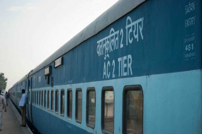 সম্প্রতি অমৃতসর-কাটিহার আম্রপালি এক্সপ্রেসে এমন একটি ঘটনা প্রকাশ্যে এসেছে যা জানলে গায়ের রোম খাঁড়া হয়ে যাবে আপনারও। এদিন এই ট্রেনে ঘটে যায় হাড়হিম করা এক ঘটনা যা প্রত্যক্ষদর্শিরা সহজে ভুলতে পারবেন না। চলন্ত ট্রেনের মধ্যেই আচমকা এক যাত্রীর হার্ট অ্যাটাক হয়। তারপর মুহূর্তের মধ্যে যা ঘটে গেল সকলের চোখ তখন ছানাবড়া।