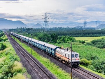 Indian Railway: বিয়ের লগ্ন যায় যায়…বরকে কনের বাড়ি পৌঁছে দিল রেলের কর্মকর্তারা