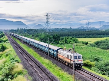 Indian Railway: বিয়ের লগ্ন যায় যায়…বরকে কনের বাড়ি পৌঁছে দিল রেলের কর্মকর্তারা Indian Railway: বিয়ের লগ্ন যায় যায়…বরকে কনের বাড়ি পৌঁছে দিল রেলের কর্মকর্তারা