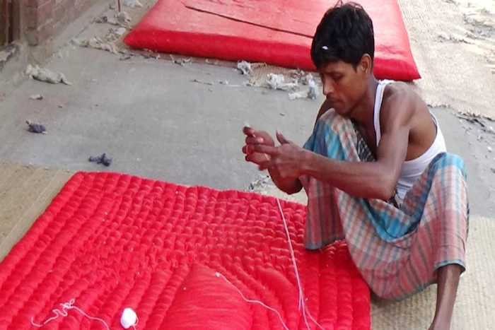 বাংলা, বিহার, ওড়িশা-সহ অবিভক্ত বাংলার প্রথম নবাব মুর্শিদ কুলি খানের আমল থেকেই প্রথম লেপের উল্লেখ পাওয়া যায় বাংলার ইতিহাসে। রীতি অনুযায়ী লাল মখমলের কাপড় ব্যবহার করে লেপ সেলাই করা হত সেইসময়।
