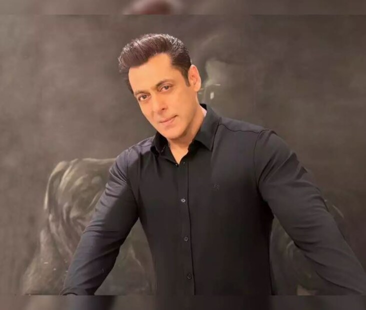 সালমান খানও টাকার ব্যাপারে খুবই সাবধানী। তিনি বুদ্ধিমানের সঙ্গে অর্থ ব্যয়ে বিশ্বাস করেন। কোটি টাকার মালিক হয়েও ছোট একটি ফ্ল্যাটে থাকেন এই অভিনেতা। 