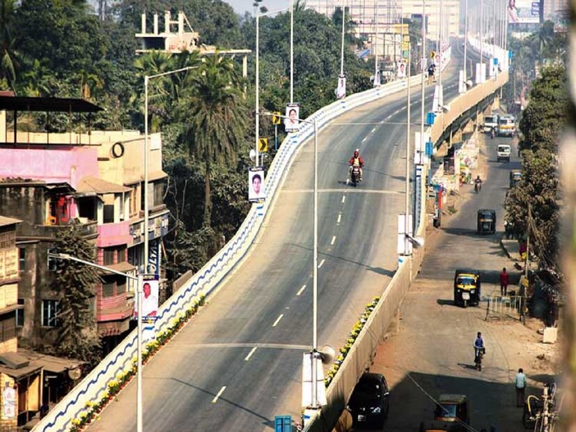 ডায়মন্ড হারবার রোড থেকে তারাতলা রোড হয়ে বাটা, বজবজ যাওয়া বহু দিনই ছিল নরকযন্ত্রণা। বজবজ ট্রাঙ্ক রোড শুধু যে খানা-খন্দে ভরা, তাই-ই নয়, ভারী গাড়ি চলাচলের কারণে গোটা এলাকাই থাকে ধুলোয় ঢাকা। নতুন উড়ালপুলের নির্মাণকাজের জন্যও দুর্ভোগ বেড়েছিল। কিন্তু সেতু তৈরির পর বদলে গেছে এলাকার ছবিটাই।