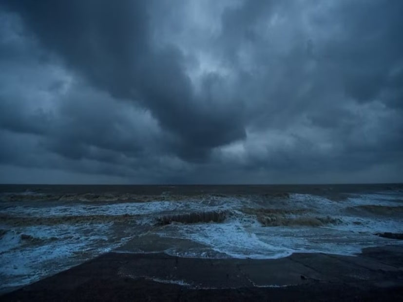 পশ্চিমী জেলাগুলিতে সকালের দিকে হালকা থেকে মাঝারি ঘনত্বের কুয়াশার প্রভাব দেখা যাবে। আগামী ৩০ নভেম্বর নাগাদ বৃষ্টির সম্ভাবনা রয়েছে উপকূলবর্তী জেলাগুলোতে।