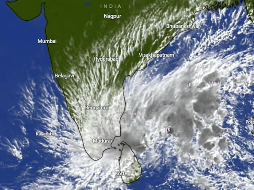 বজ্রবিদ্যুৎ-সহ বৃষ্টির সম্ভাবনা কেরল, মাহে, লাক্ষাদ্বীপ সংলগ্ন এলাকায়। অসম, মেঘালয়, মণিপুর মিজোরাম, নাগাল্যান্ড, ত্রিপুরাতে দমকা ঝোড়ো বাতাস বইতে পারে ৩০ থেকে ৪০ কিলোমিটার গতিবেগে।